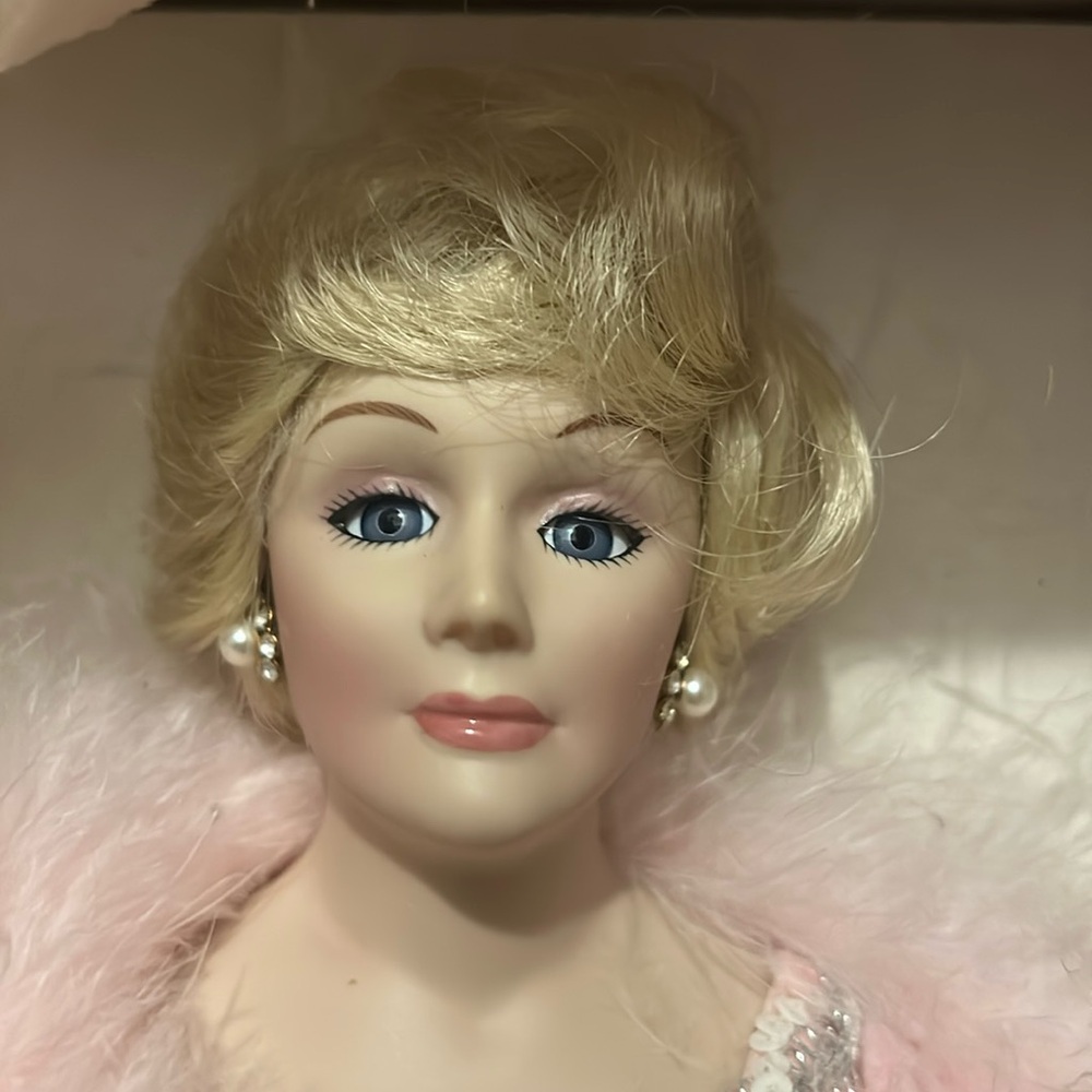 BEAUTIFUL VINTAGE MARY KAY ASH PORCELAIN DOLL 1988 with stand.